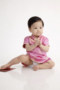 中国宝宝穿着雪松坐在工作室里