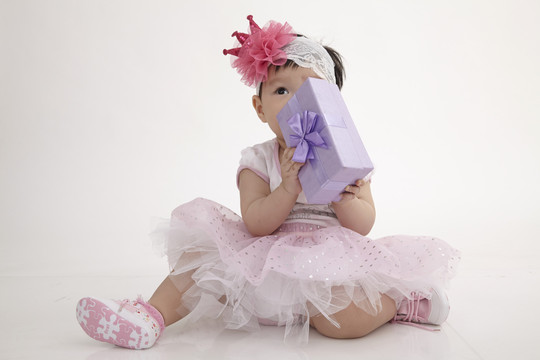 中国宝宝穿派对礼服配紫色礼盒