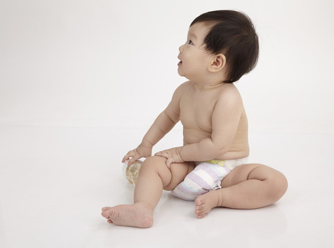 中国女婴抱着奶瓶坐着