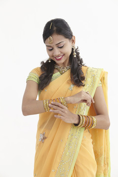 一位穿着珠宝和纱丽的南印度妇女的肖像