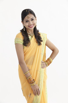 穿着迷人传统服装的印度女人摆姿势