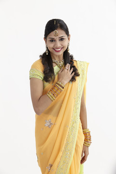 印度女人，穿着迷人的传统服装，上面有欢迎标志