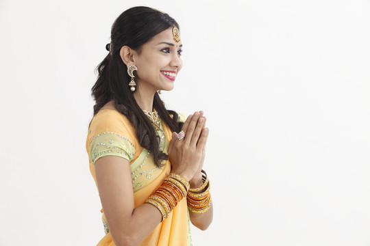 侧视图穿着迷人传统服装的印度妇女