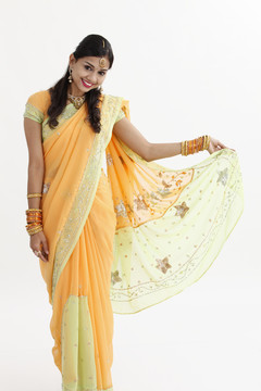 穿着迷人传统服装的印度女人摆姿势