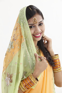 穿着传统服装的印度妇女用围巾遮住自己