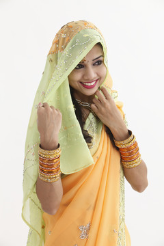 穿着传统服装的印度妇女用围巾遮住自己