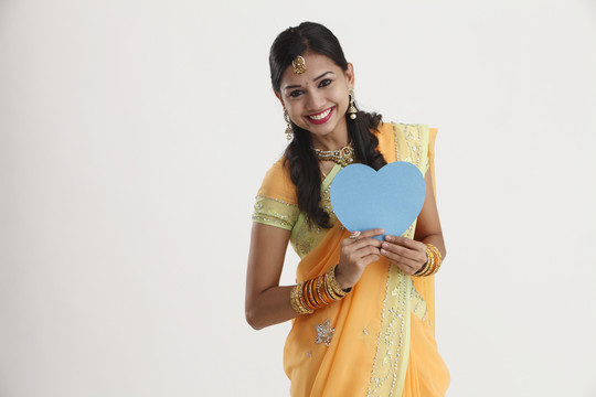 手持心形纸的印度妇女