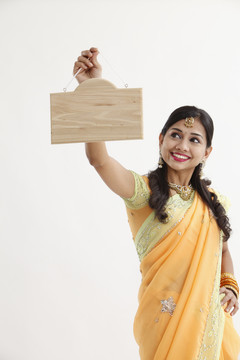 印度女子悬挂女子标牌