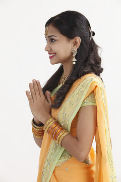 穿着迷人传统服装的印度女人
