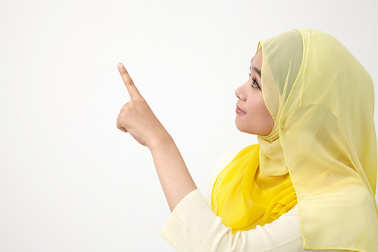 马来妇女用手势展示和指点
