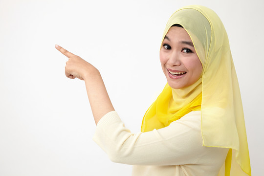 马来妇女用手势展示和指点