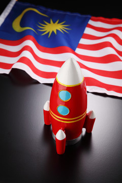 马来西亚国旗和玩具火箭