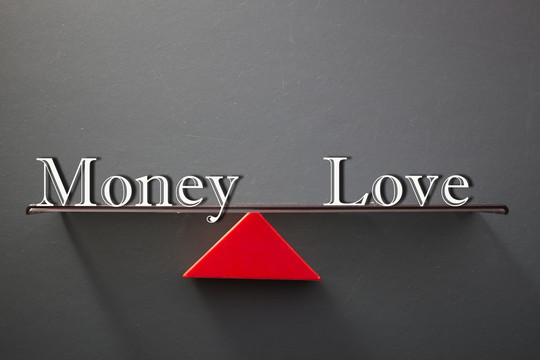 平衡概念，黑板上的钱和爱