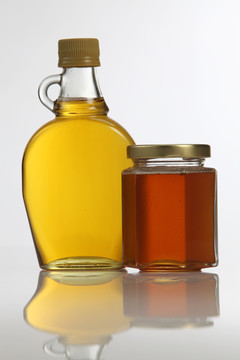白底蜂蜜和纯龙舌兰糖浆