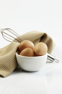 鸡蛋在碗里用丝打蛋器
