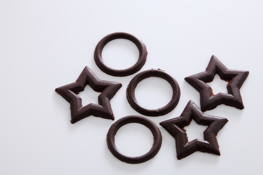 圆形和星形装饰巧克力蛋糕