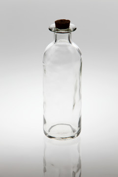 白底空玻璃瓶