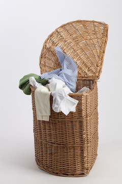 装满衣服和毛巾的藤条洗衣篮