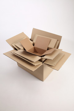 为了更好的保护，很少有不同尺寸的纸板箱堆放在一起