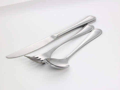 白色背景上的叉子、勺子和刀