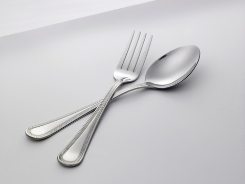 白色背景上的叉子和勺子