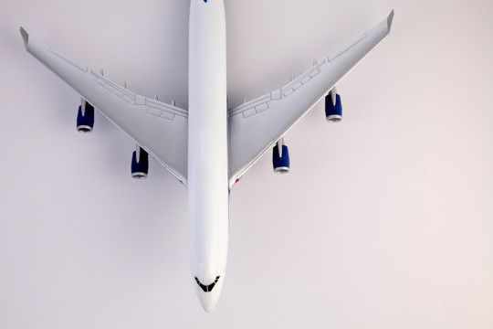 白色背景上的玩具飞机俯视图，