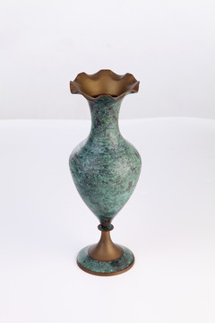 白色背景上的古董绿色古铜花瓶