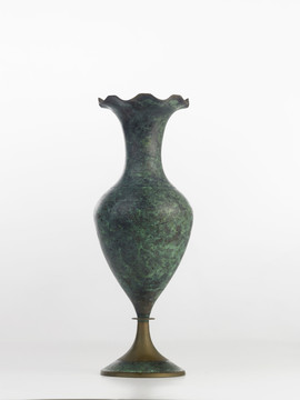 白色背景上的古董绿色古铜花瓶