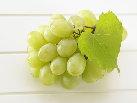 白桌子上的绿葡萄