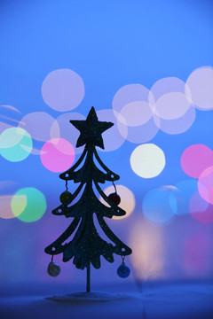 剪影迷你装饰圣诞树与波基背景