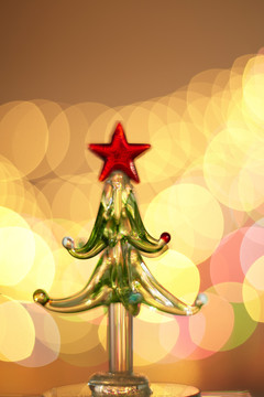 背景模糊的微型装饰圣诞树