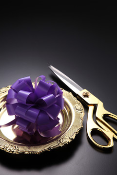 紫色圆形丝带配金色剪刀商务大开张概念