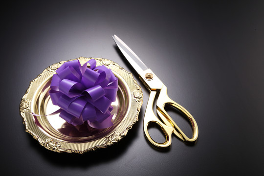 紫色圆形丝带配金色剪刀商务大开张概念