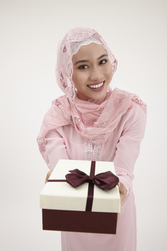 一个拿着礼物的马来女人