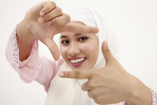 马来妇女，手拿图东，展示裁剪构图姿势