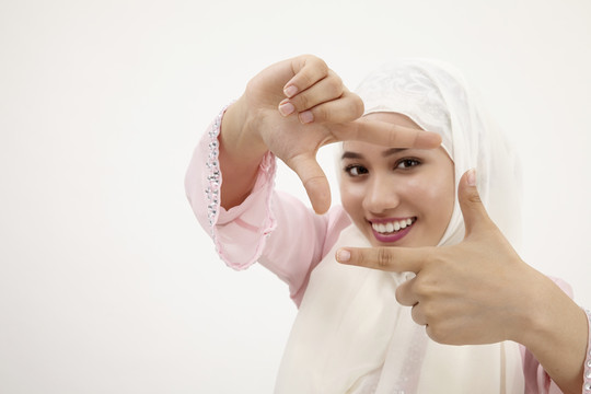 马来妇女，手拿图东，展示裁剪构图姿势
