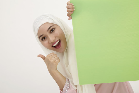 马来妇女与图东，后面的绿色标语牌