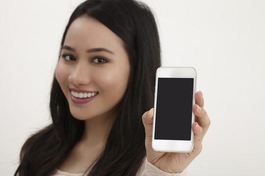 马来妇女在智能手机上展示一个空白的dosplay