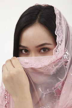 一位马来妇女，身穿白色背景的粉色八珠裤