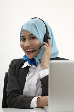 马来接待员，白色背景上有tudung