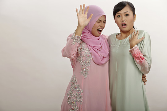 两个表情惊恐的马来女人