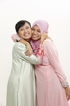 白色背景上的两个快乐的马来女人