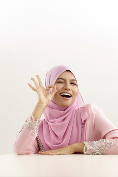 马来妇女手拿图东，手语ok