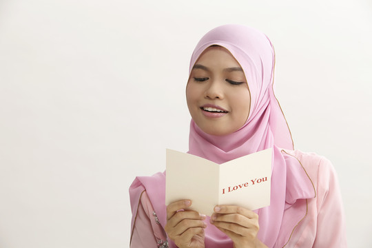 马来女人用图东拿着我爱你的贺卡