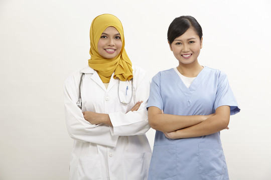 白色背景的亚洲护士和医生