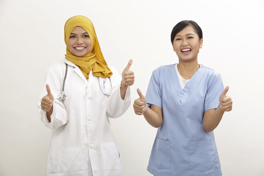 白色背景的亚洲护士和医生