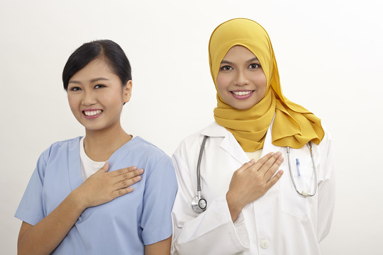 亚洲护士和医生，白色背景上有欢迎手势