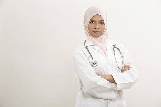 白色背景的马来女医生
