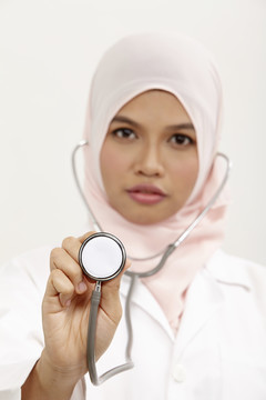 白色背景的马来女医生
