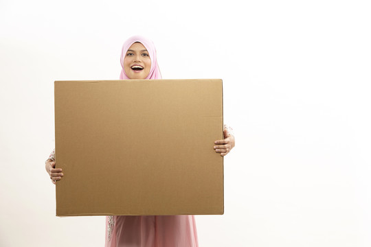马来妇女拿着白色背景的棕色盒子